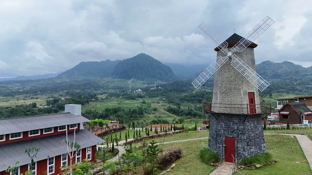 Kawasan Nuansa Alam dengan pemandangan pegunungan dan kincir angin